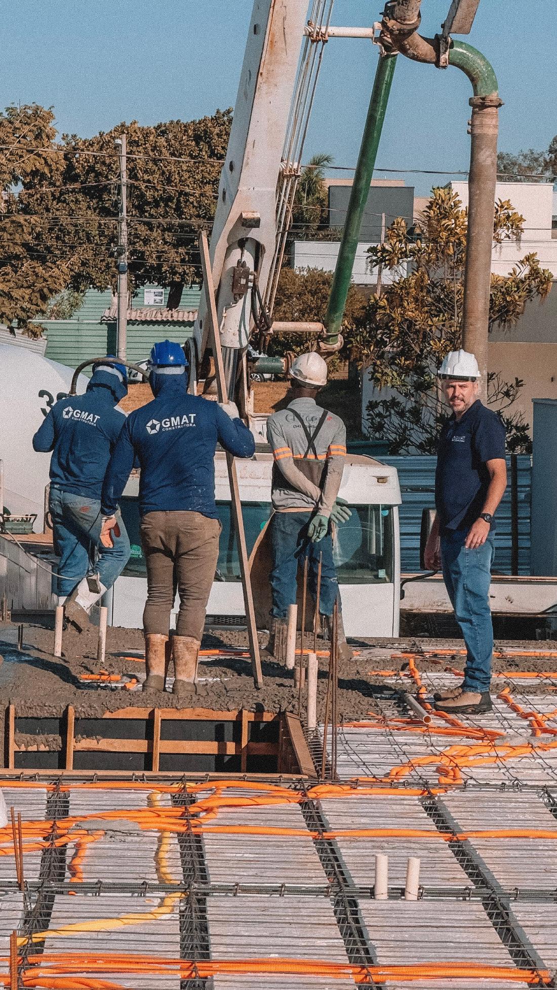 Guilherme Ferreira e equipe da GMAT acompanhando a concretagem de uma obra