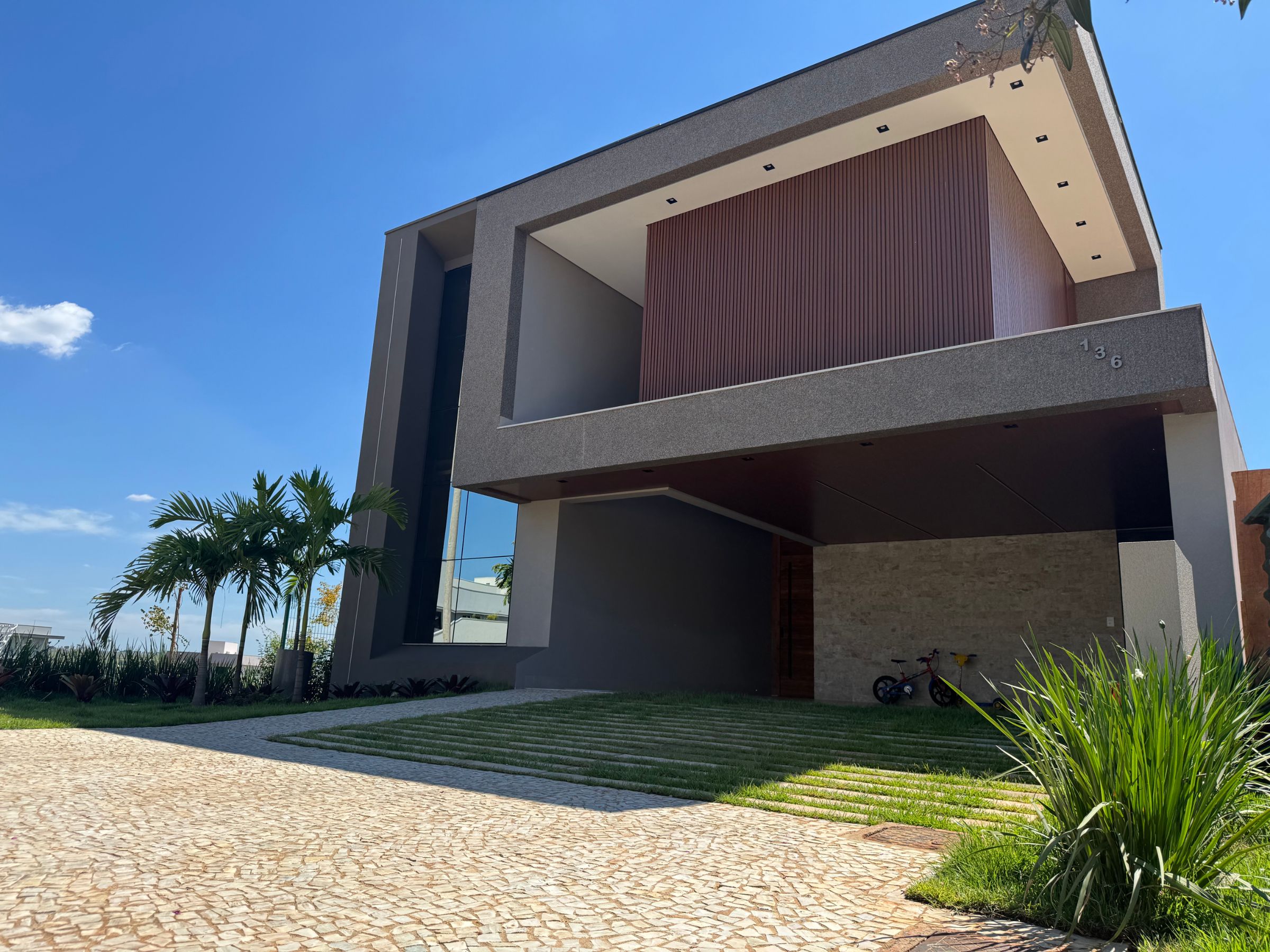 Fachada de residência de alto padrão construída pela GMAT, em dia de céu limpo